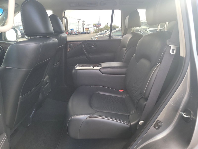 INFINITI QX80 Vehicle Full-screen Gallery Image 10