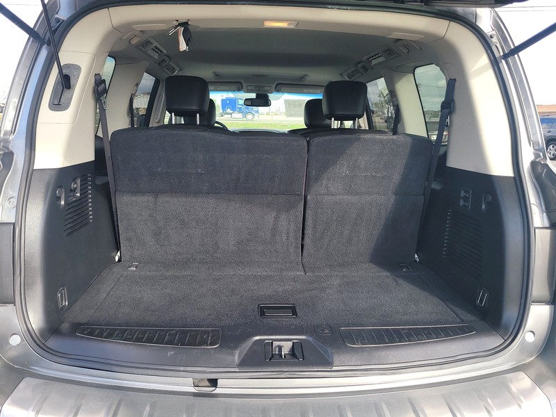 INFINITI QX80 Vehicle Full-screen Gallery Image 11