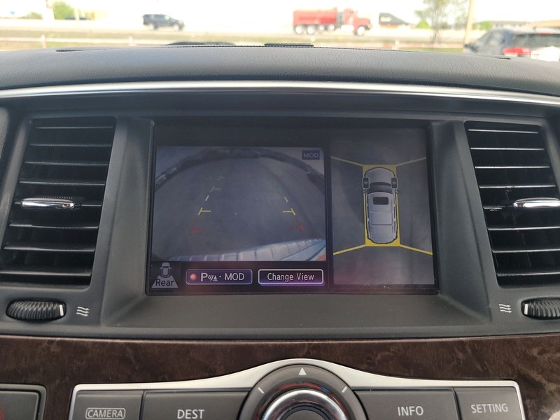 INFINITI QX80 Vehicle Full-screen Gallery Image 18