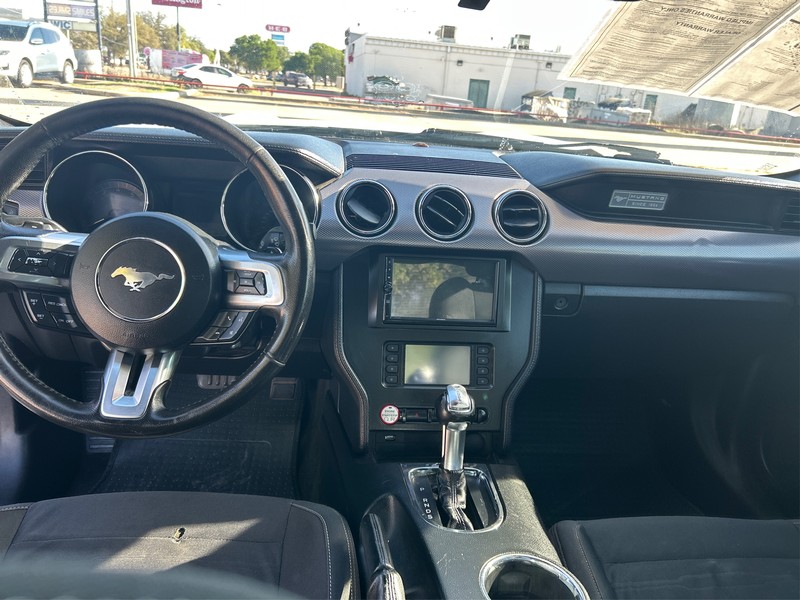 Ford Mustang Vehicle Full-screen Gallery Image 12