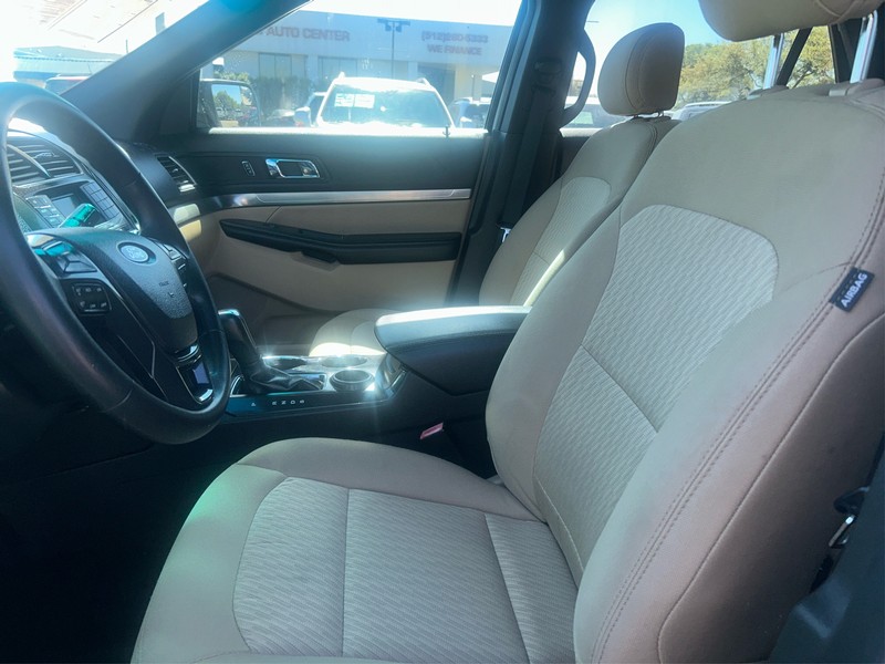 Ford Explorer Vehicle Full-screen Gallery Image 9