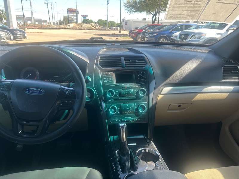 Ford Explorer Vehicle Full-screen Gallery Image 12