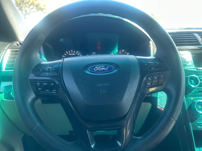 Ford Explorer Vehicle Full-screen Gallery Image 14