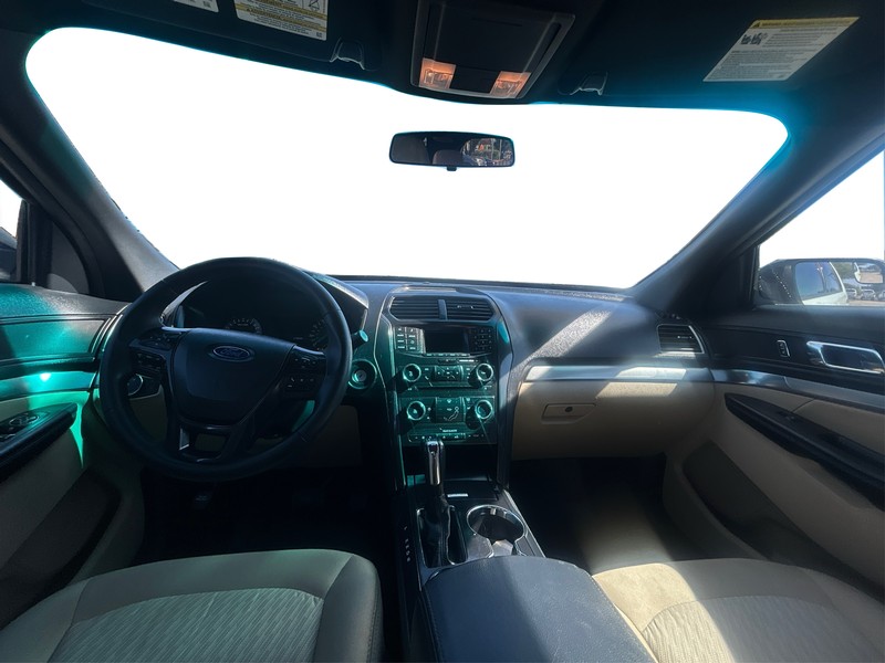 Ford Explorer Vehicle Full-screen Gallery Image 16