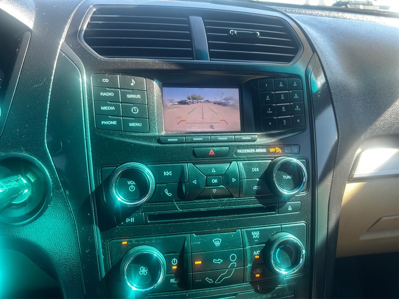 Ford Explorer Vehicle Full-screen Gallery Image 17