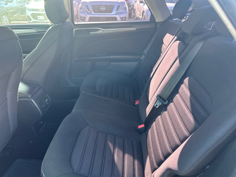 Ford Fusion Vehicle Full-screen Gallery Image 9