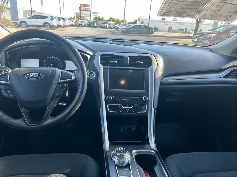 Ford Fusion Vehicle Full-screen Gallery Image 11