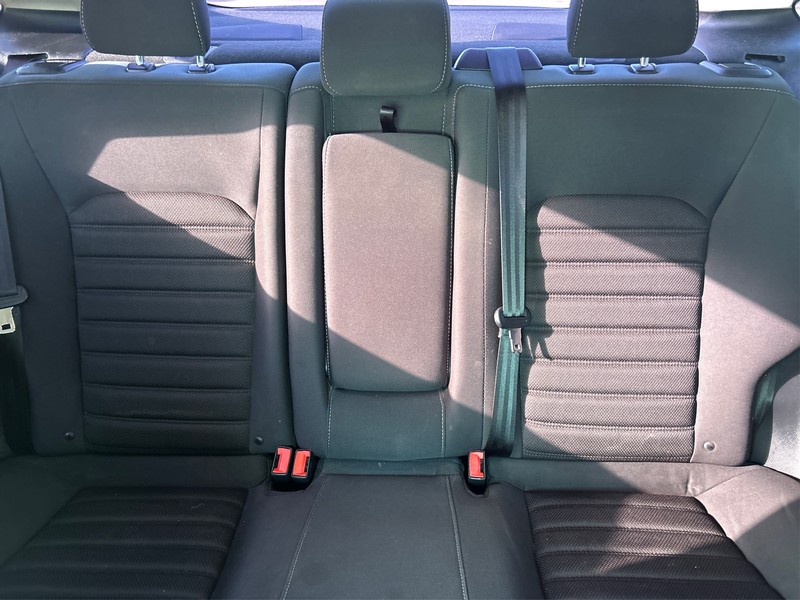 Ford Fusion Vehicle Full-screen Gallery Image 12