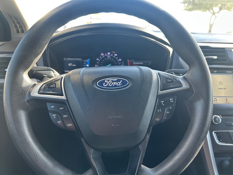 Ford Fusion Vehicle Full-screen Gallery Image 13