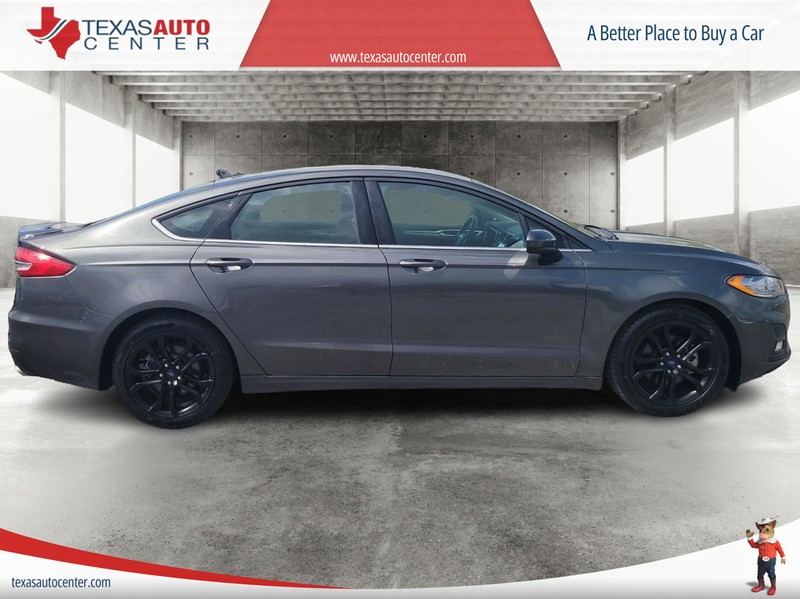 Ford Fusion Vehicle Full-screen Gallery Image 4