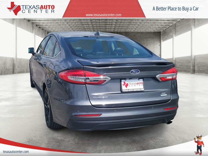 Ford Fusion Vehicle Full-screen Gallery Image 8