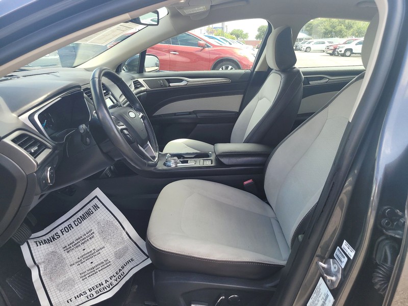 Ford Fusion Vehicle Full-screen Gallery Image 9