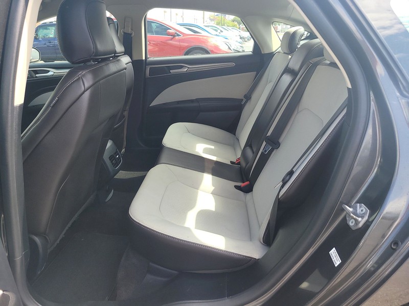 Ford Fusion Vehicle Full-screen Gallery Image 10