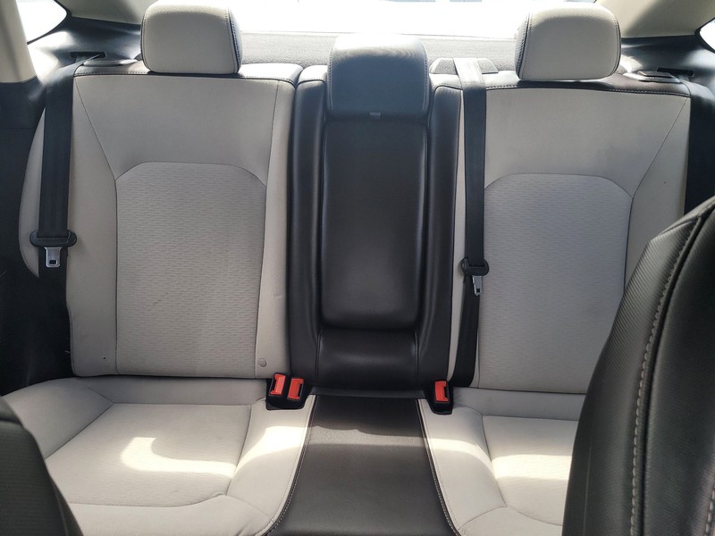 Ford Fusion Vehicle Full-screen Gallery Image 12