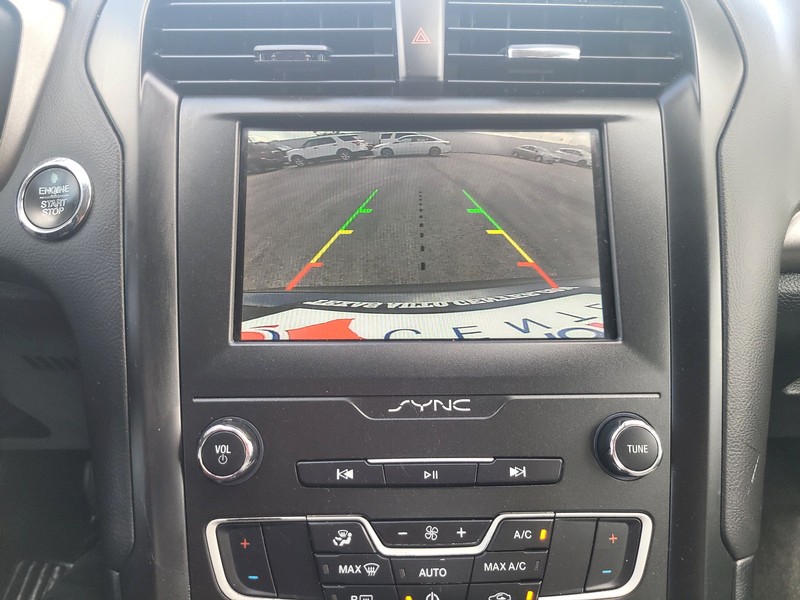 Ford Fusion Vehicle Full-screen Gallery Image 17