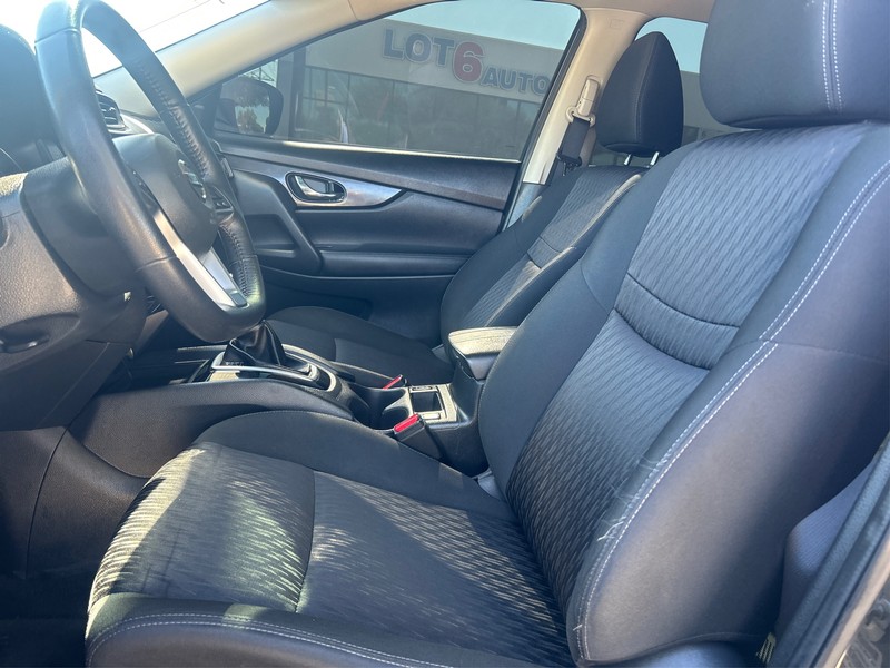 Nissan Rogue Vehicle Full-screen Gallery Image 9