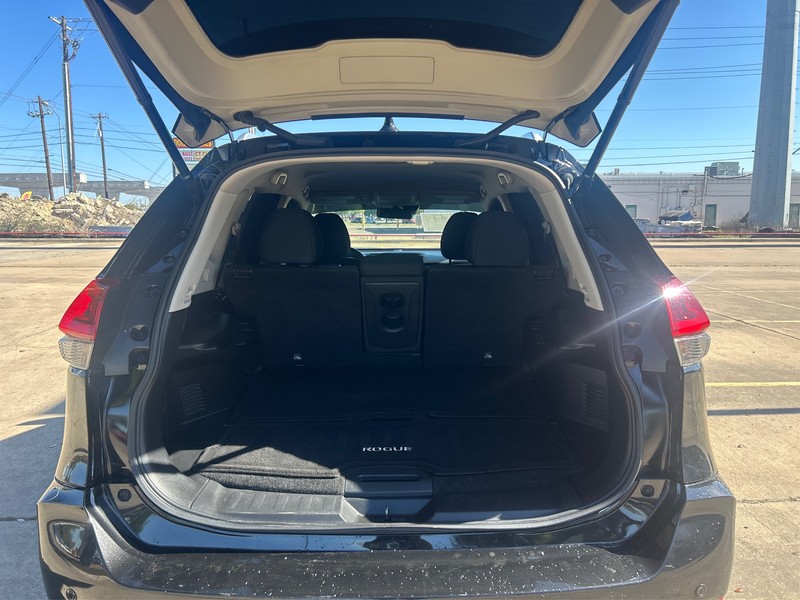 Nissan Rogue Vehicle Full-screen Gallery Image 11