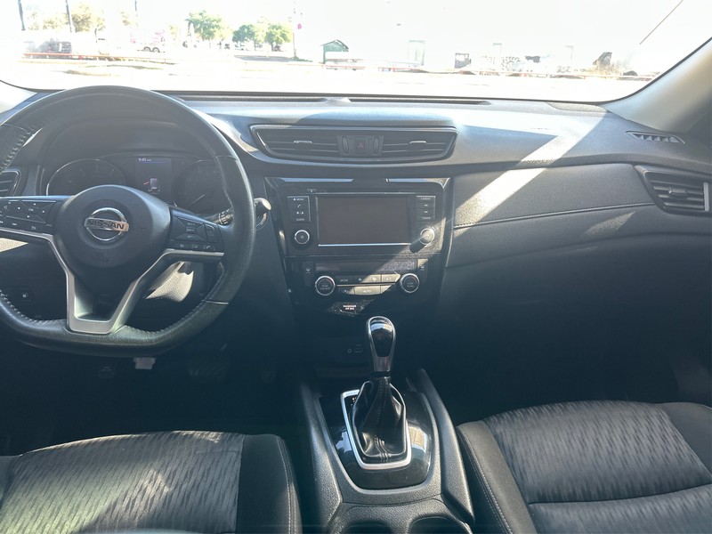 Nissan Rogue Vehicle Full-screen Gallery Image 12