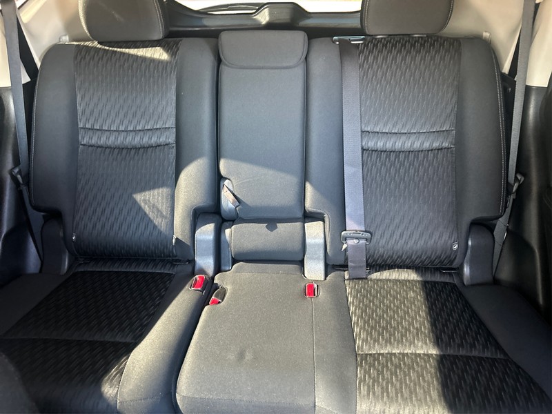 Nissan Rogue Vehicle Full-screen Gallery Image 13