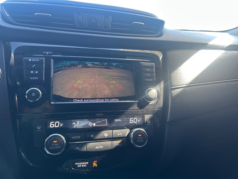 Nissan Rogue Vehicle Full-screen Gallery Image 17