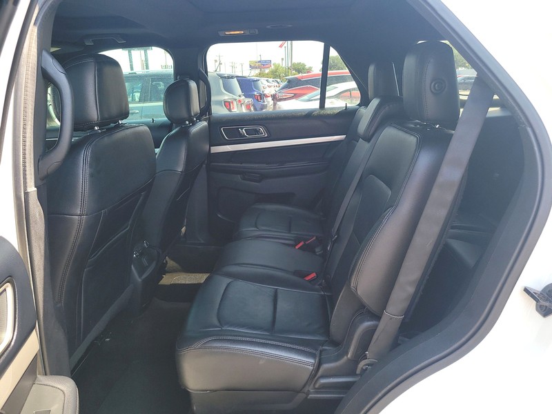 Ford Explorer Vehicle Full-screen Gallery Image 10