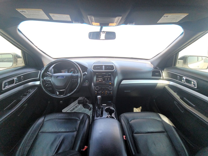 Ford Explorer Vehicle Full-screen Gallery Image 15