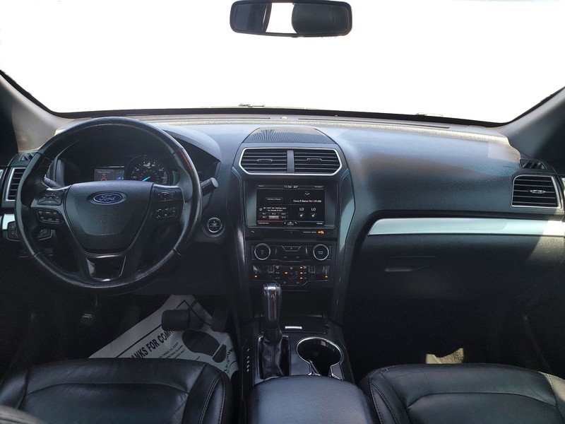 Ford Explorer Vehicle Full-screen Gallery Image 16