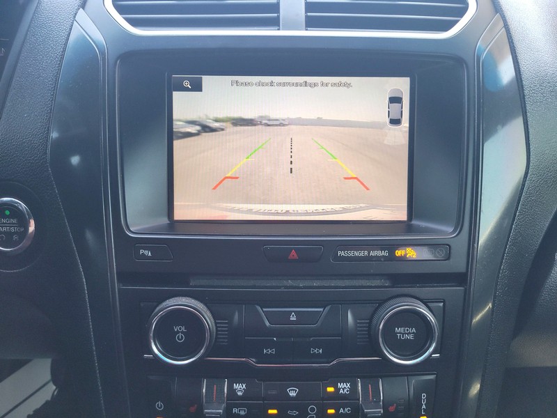 Ford Explorer Vehicle Full-screen Gallery Image 18