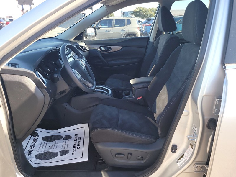 Nissan Rogue Vehicle Full-screen Gallery Image 9