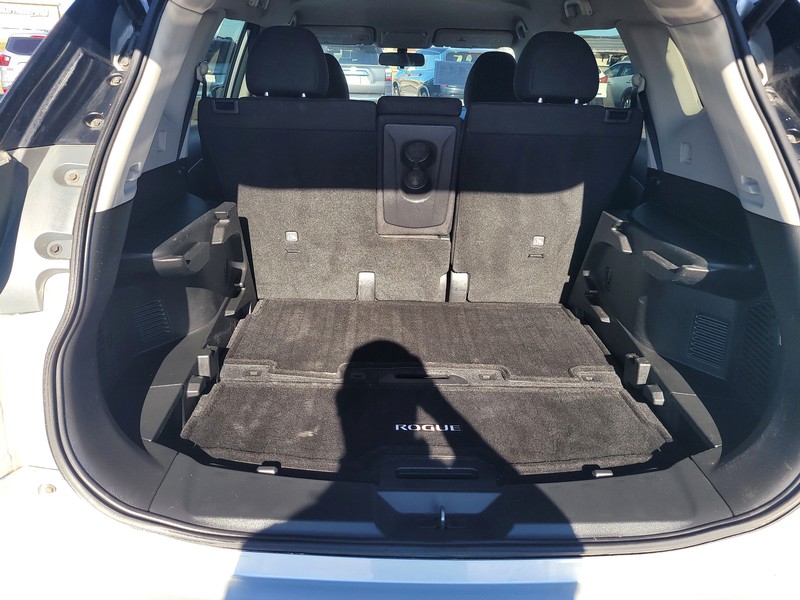 Nissan Rogue Vehicle Full-screen Gallery Image 11