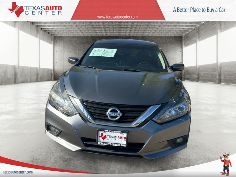 Nissan Altima Vehicle Full-screen Gallery Image 3