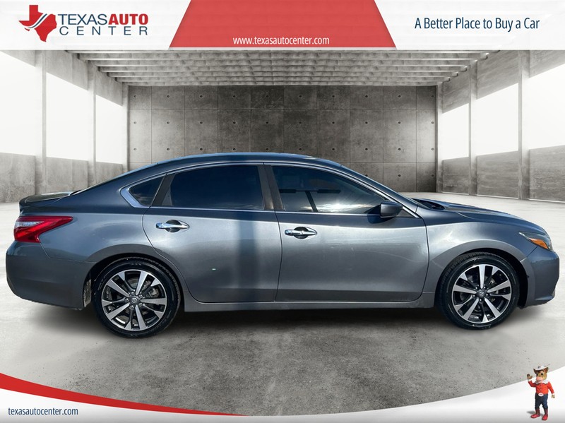 Nissan Altima Vehicle Full-screen Gallery Image 4