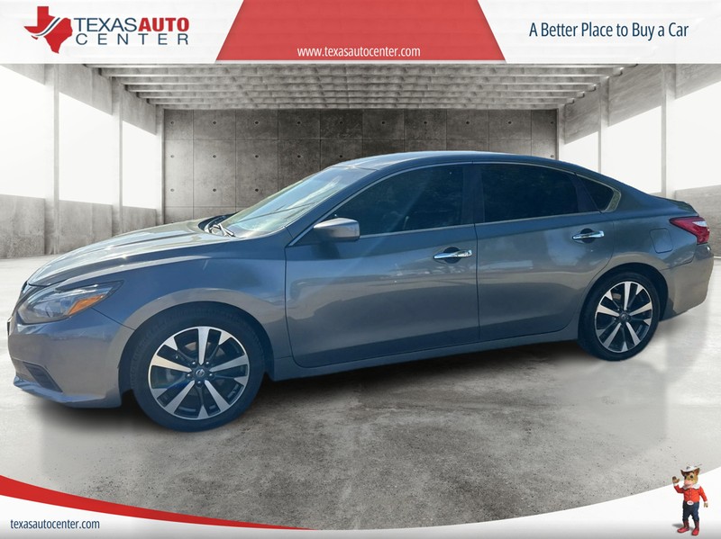 Nissan Altima Vehicle Full-screen Gallery Image 5