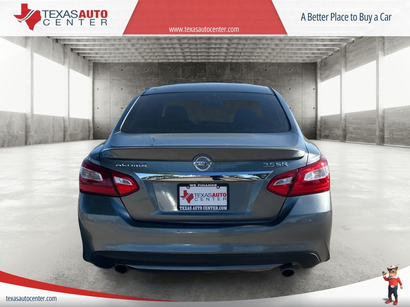 Nissan Altima Vehicle Full-screen Gallery Image 6
