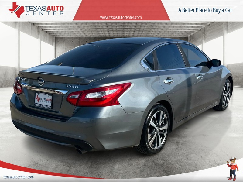 Nissan Altima Vehicle Full-screen Gallery Image 7