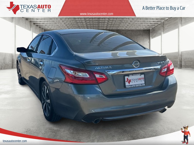 Nissan Altima Vehicle Full-screen Gallery Image 8