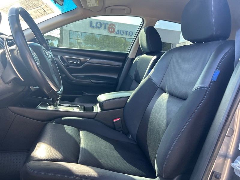 Nissan Altima Vehicle Full-screen Gallery Image 9