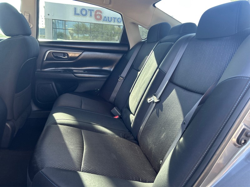 Nissan Altima Vehicle Full-screen Gallery Image 10