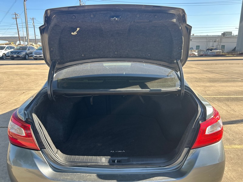 Nissan Altima Vehicle Full-screen Gallery Image 11