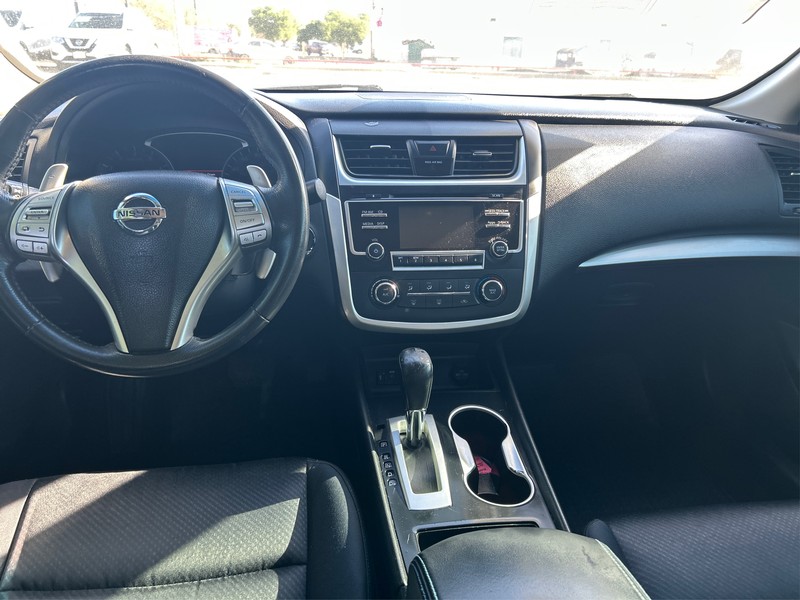 Nissan Altima Vehicle Full-screen Gallery Image 12