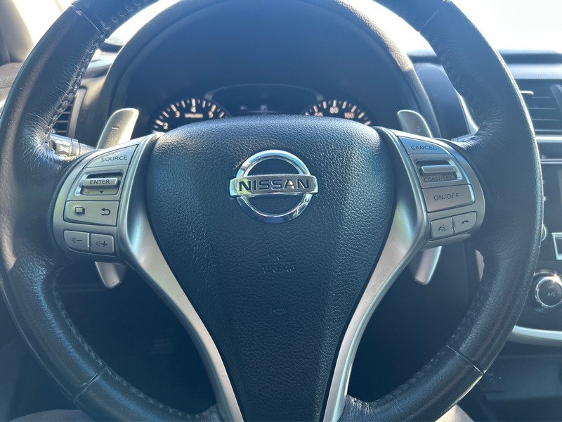 Nissan Altima Vehicle Full-screen Gallery Image 14