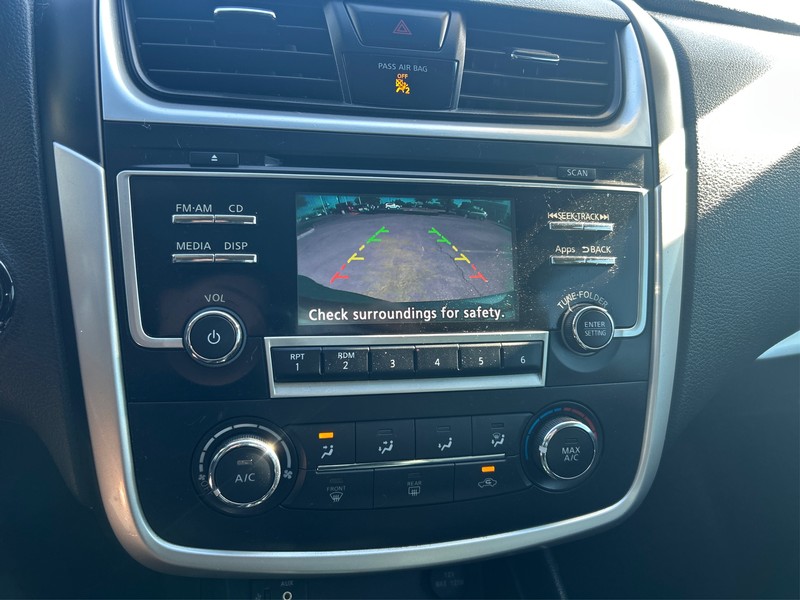 Nissan Altima Vehicle Full-screen Gallery Image 17