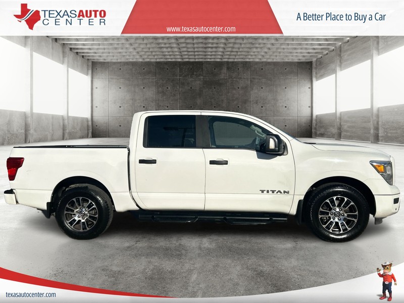 Nissan Titan Vehicle Full-screen Gallery Image 4