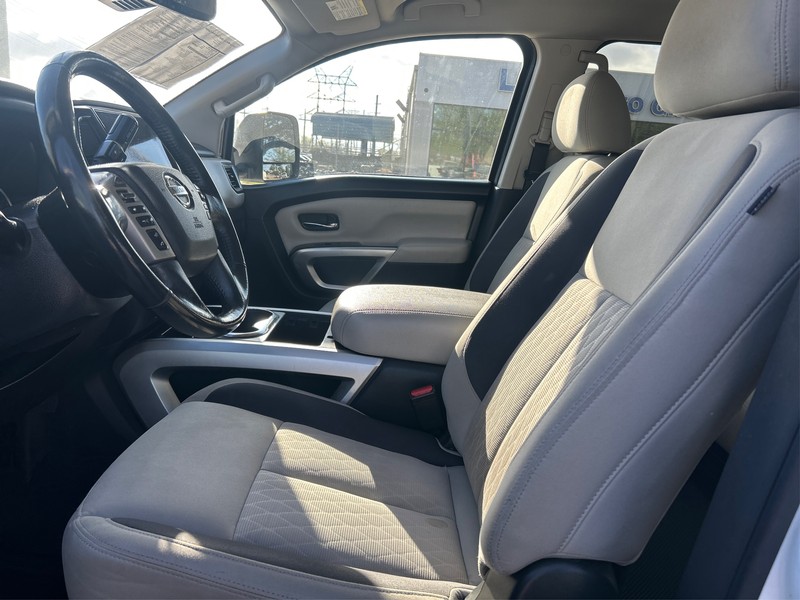 Nissan Titan Vehicle Full-screen Gallery Image 9