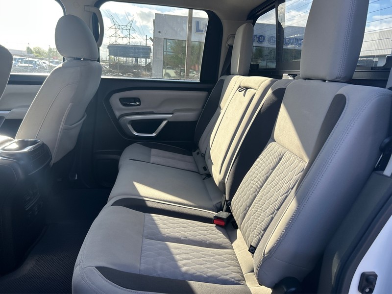 Nissan Titan Vehicle Full-screen Gallery Image 10