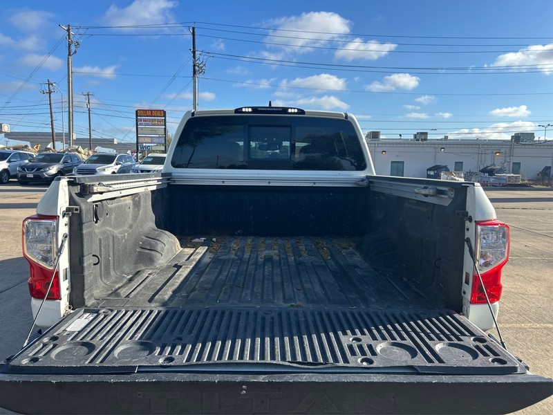 Nissan Titan Vehicle Full-screen Gallery Image 11