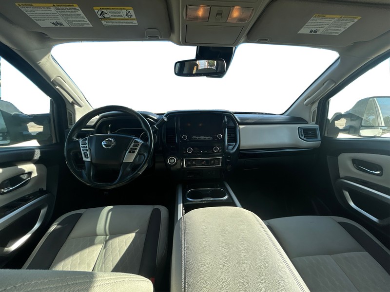Nissan Titan Vehicle Full-screen Gallery Image 16
