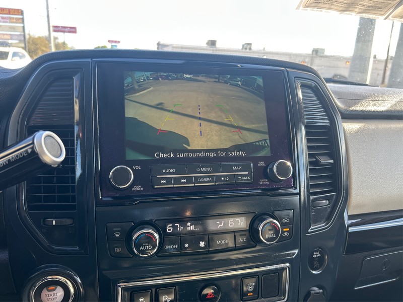 Nissan Titan Vehicle Full-screen Gallery Image 17