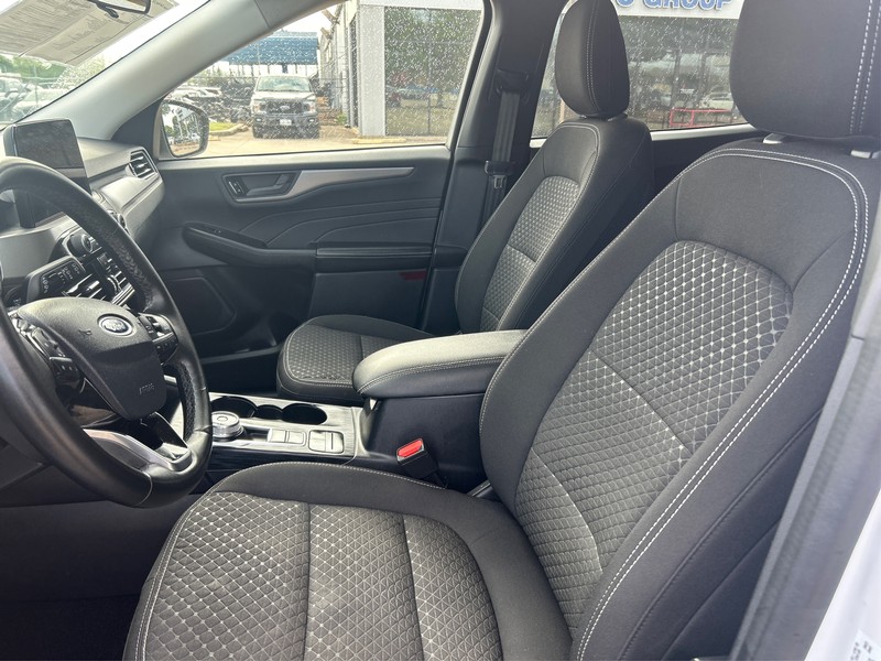 Ford Escape Vehicle Full-screen Gallery Image 9