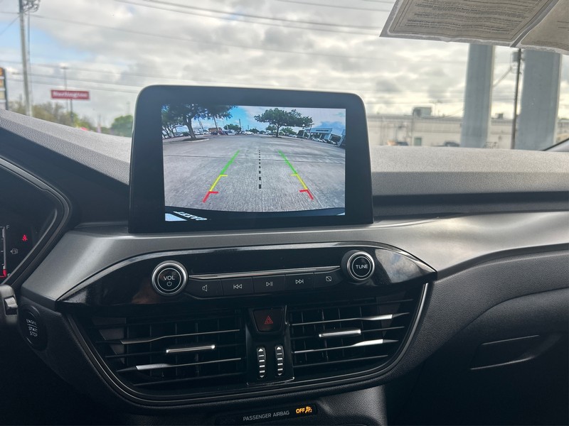 Ford Escape Vehicle Full-screen Gallery Image 17